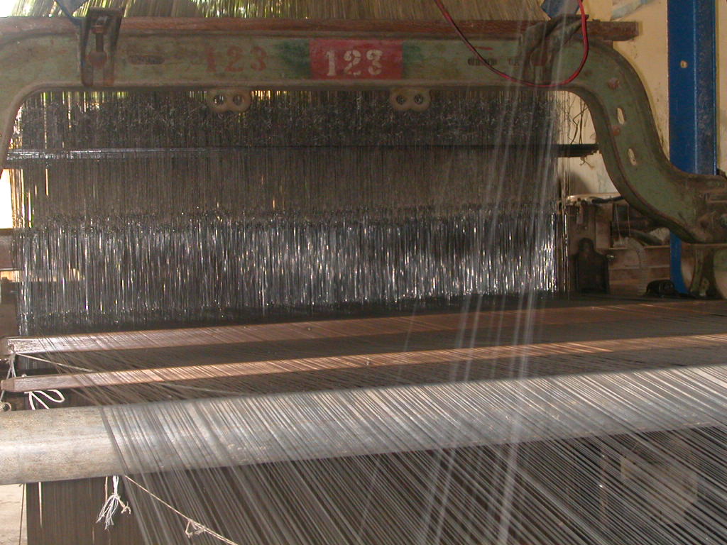 Sợi tơ tằm trên khung dệt — Vietnamese Silk